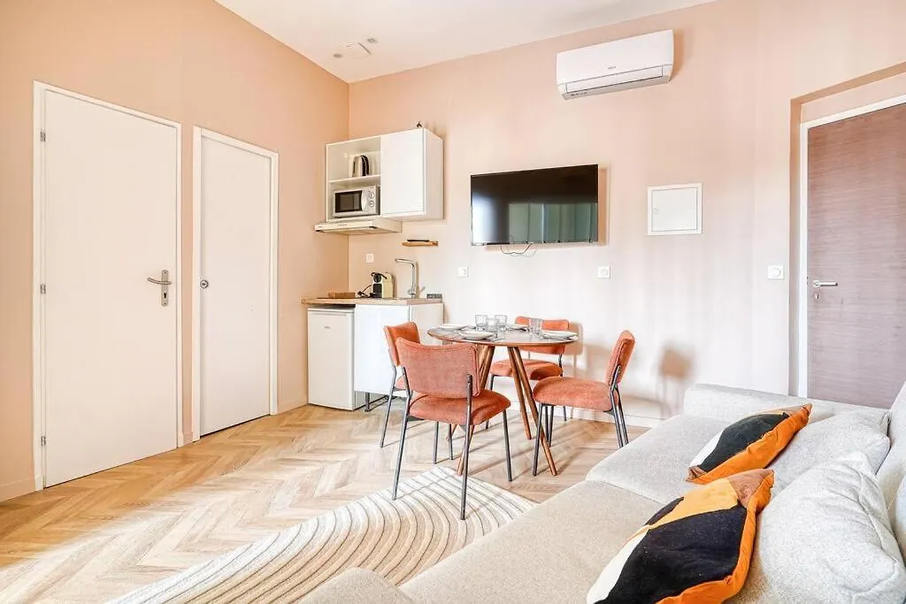 Appartement Avenue De Villiers - Gourgaud - II Paříž 0*,  Francie