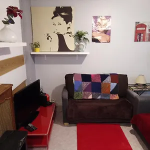 Guesthouse Familial Pour 2,3,4 Personnes De 44M2- Accessible Handic -Rez De Chaussee-Vues Sur Rue Et Patio Prive - Sejour, Chambre Separee-Cuisine,Salle De Bain,Lit Double Et Canape-Lit 2Pers-Entree De La Rue Berzelius-5 Minutes Du Metro Brochant-Lig Appartement